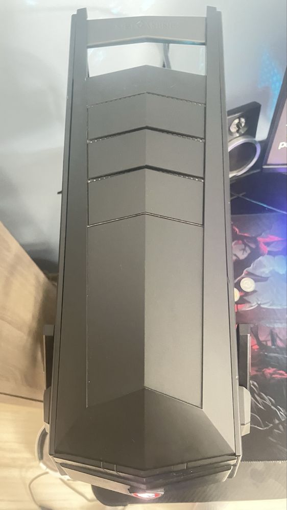 Komputer gamingowy MSI Aegis 3 w stanie idealnym.