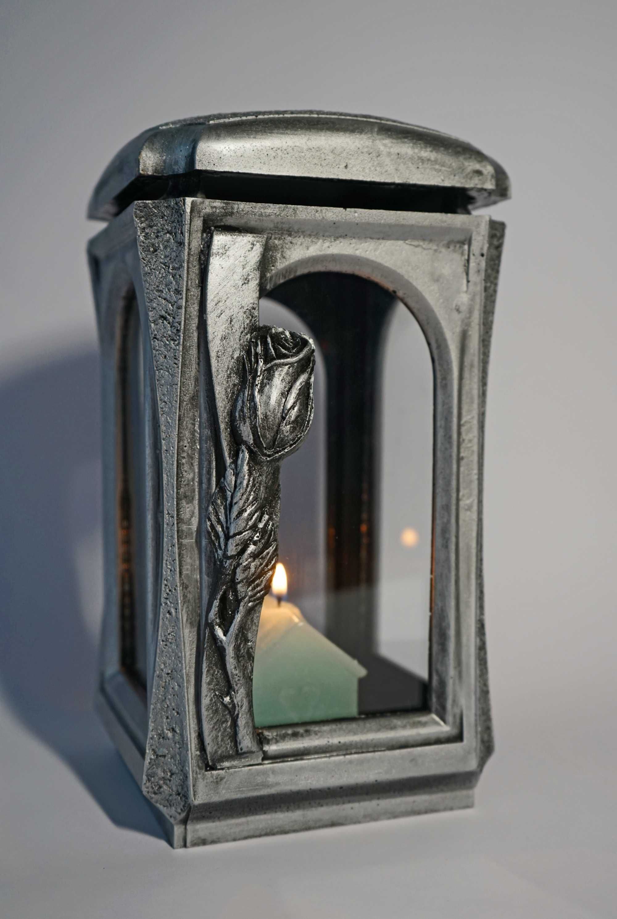 Srebrny znicz żywiczny lampion retro, motyw róży