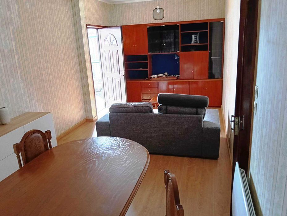 Moradia T8 com jardim e apartamento independente em Canelas