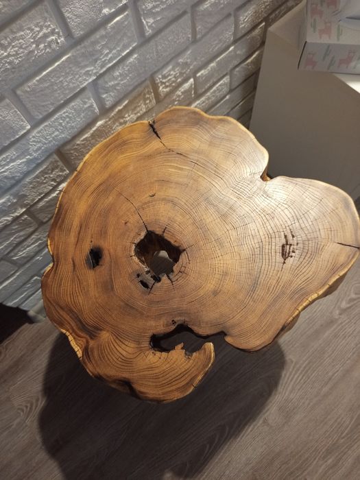 Stolik z plastra drewna. Robinia Akacjowa..