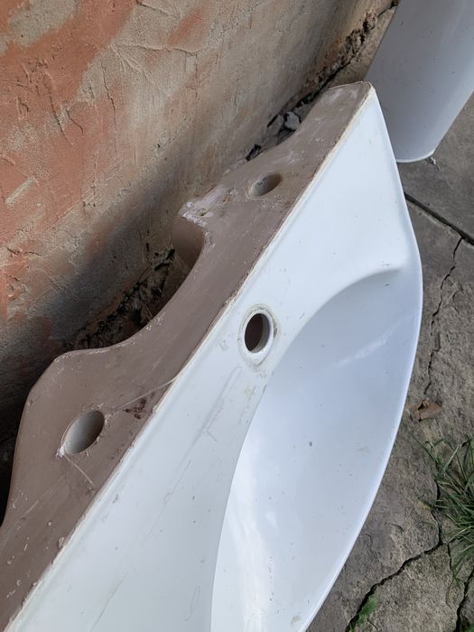 Два раковини Jika та один пʼєдестал