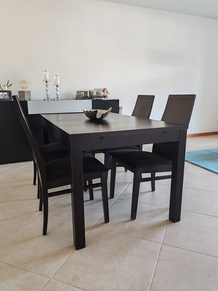 Mesa e cadeiras de sala