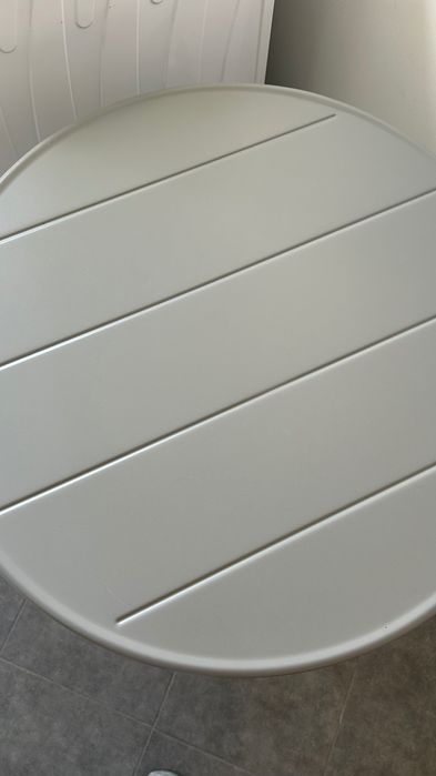 Mesa redonda desdobrável de cozinha ou varanda, cinza.