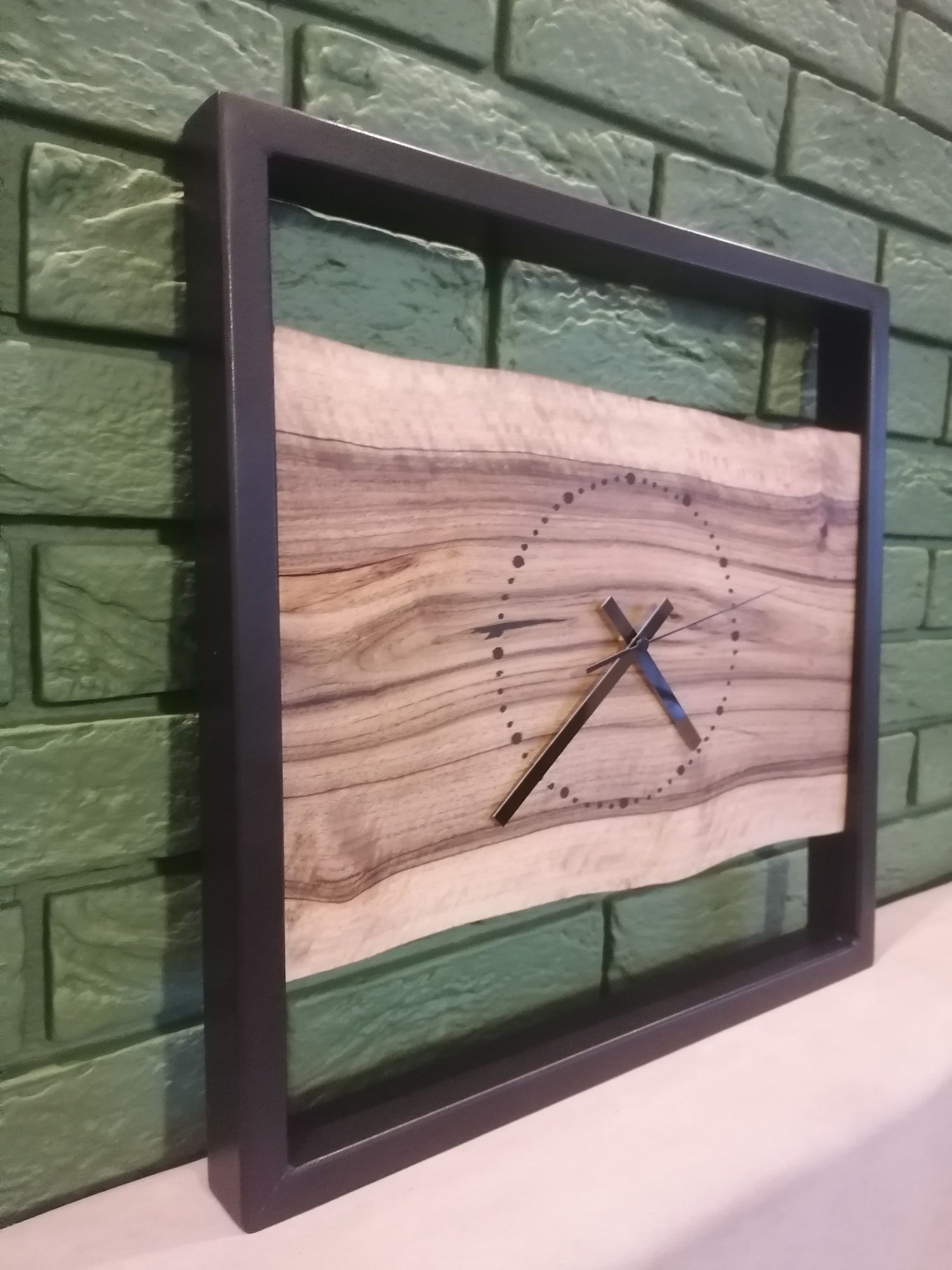 Zegar loft z deską z orzecha w metalowej ramie