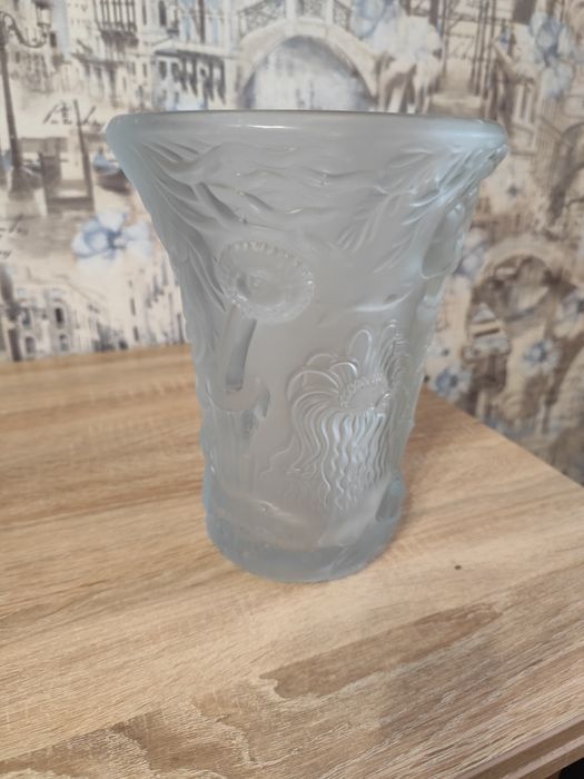 Ваза из матового стекла