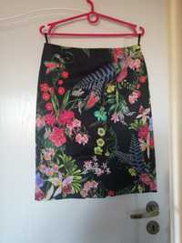 Czarna spódnica w kwiaty na topie
