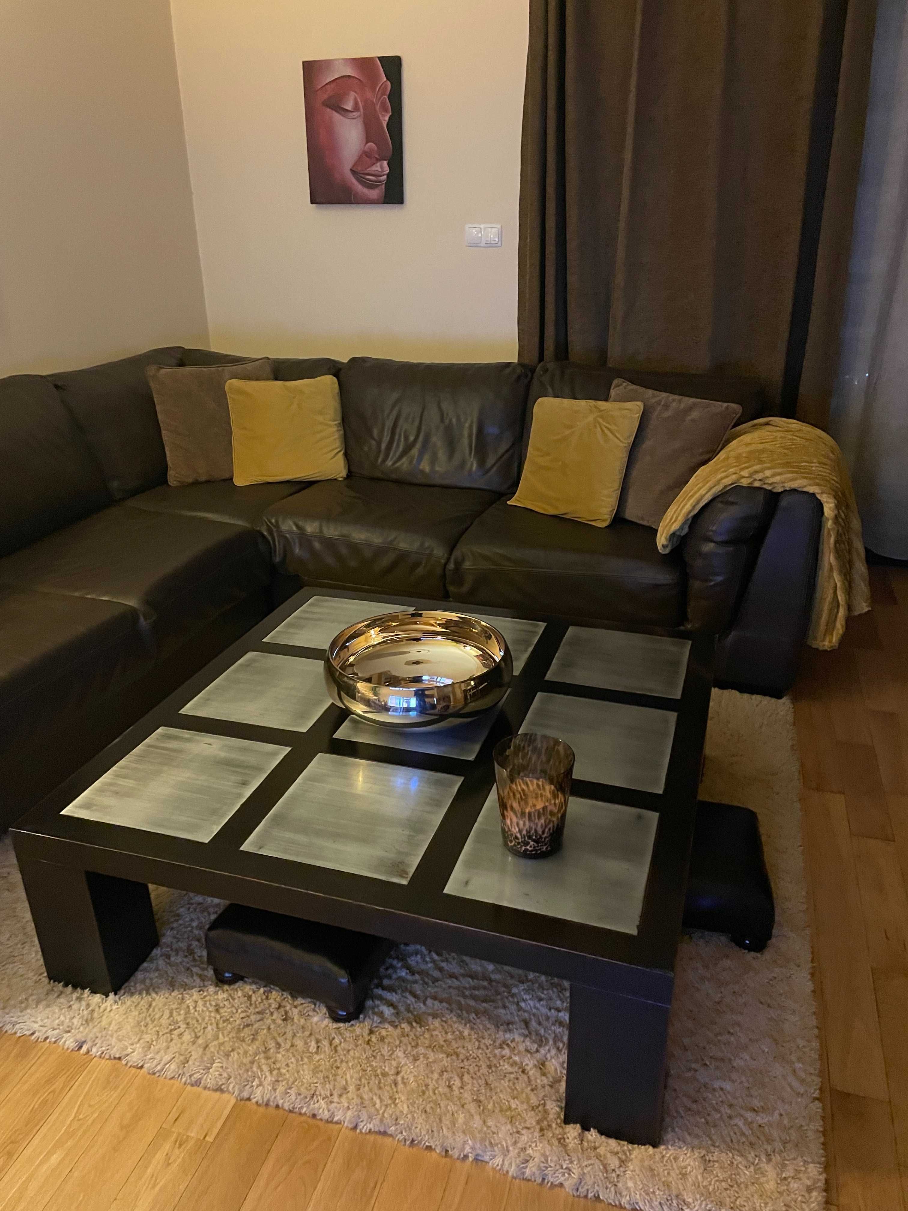 Sofá em pele castanho e mesa