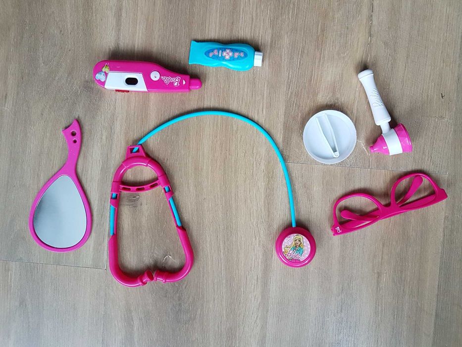 Barbie zestaw mały lekarz doktor stetoskop termometr otoskop okulary