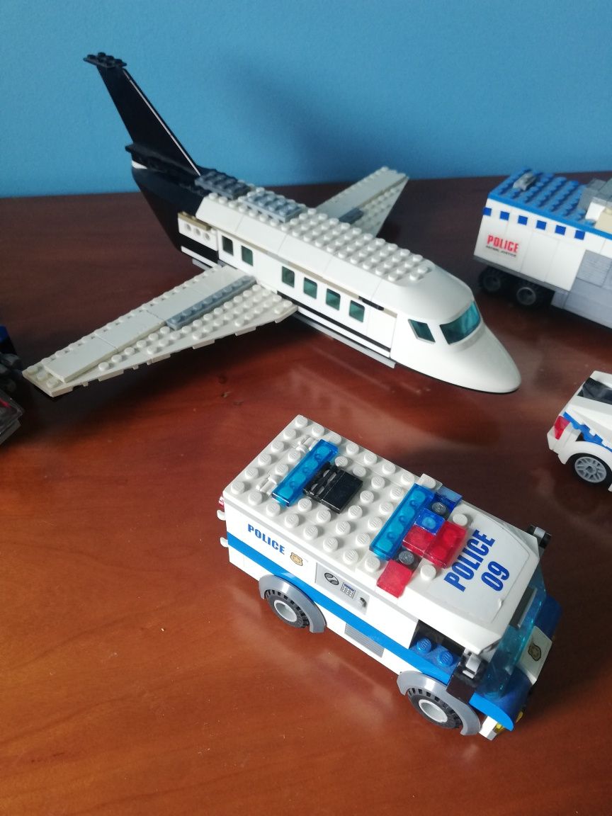 Várias figuras de legos