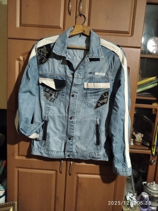 Большая джинсовая куртка на пуговицах объем груди,,120 см длина 75 см