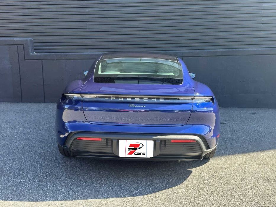 Porsche Taycan      2022
