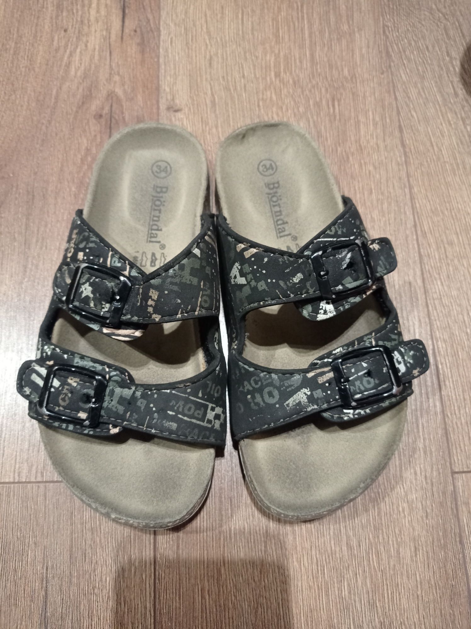 Klapki chłopięce r. 34 sandały Gratis jeansy r. 146