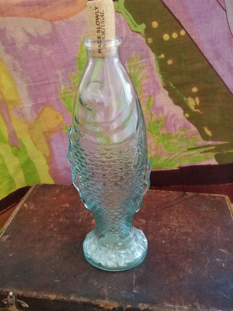 Garrafa de vidro em forma de peixe com rolha de cortiça
