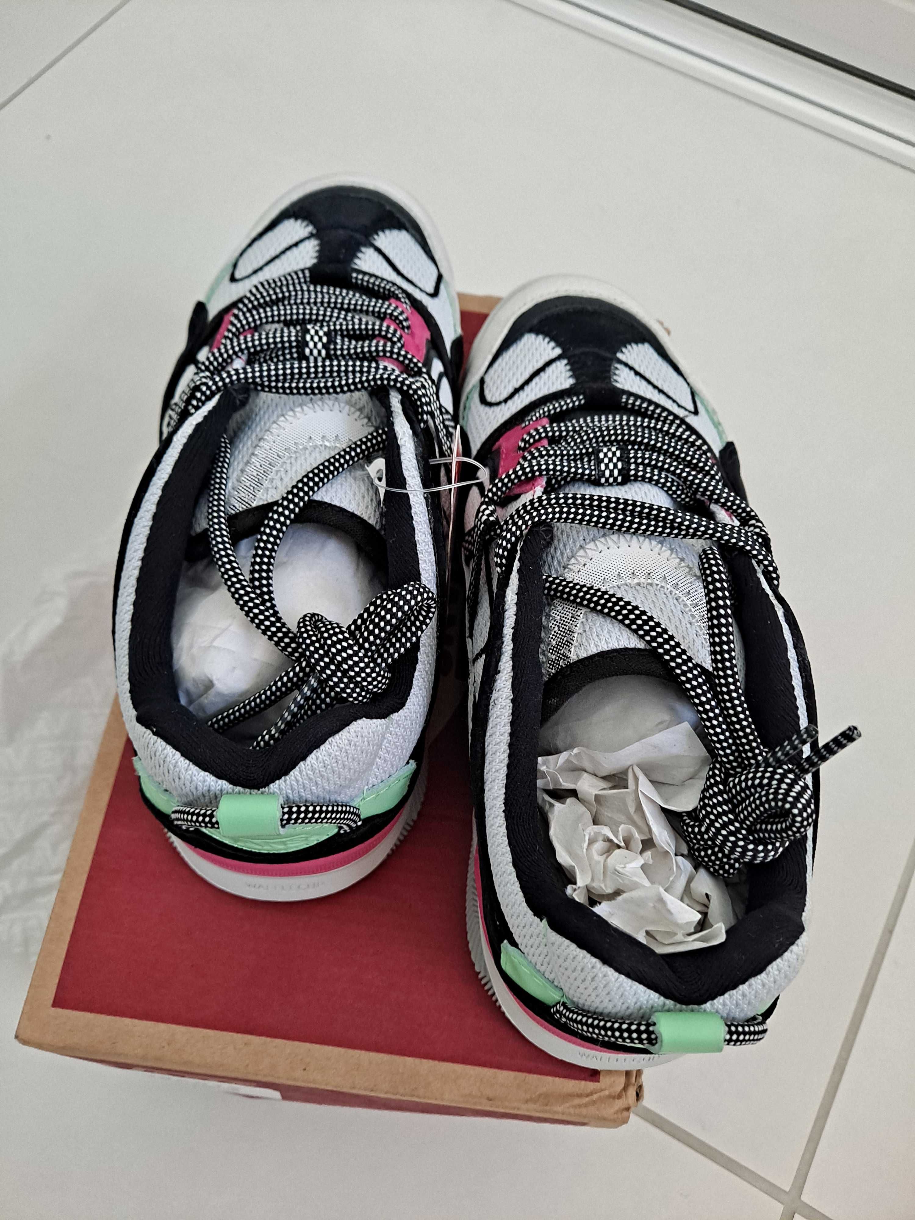 Buty sportowe dla chłopca 35