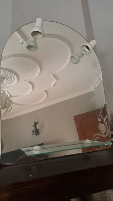 Espelho com prateleira e soquetel de luz