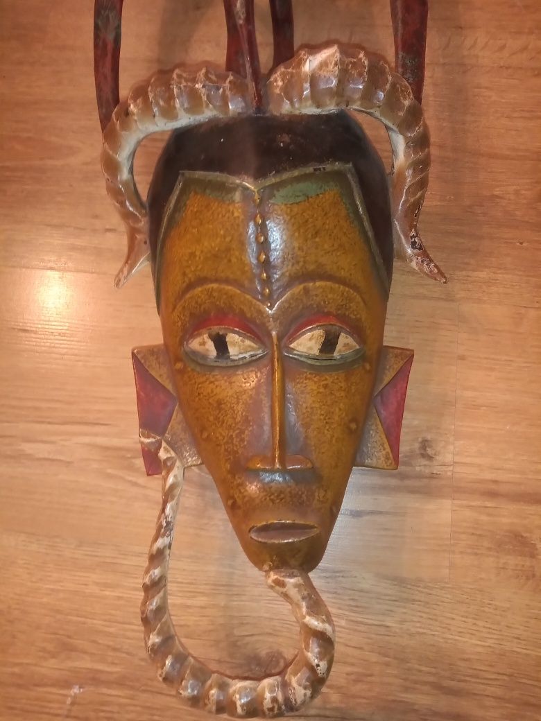 Duża maska z drewna