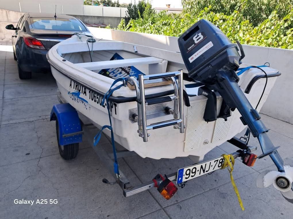 Barco com tudo é em dia é com reboque
