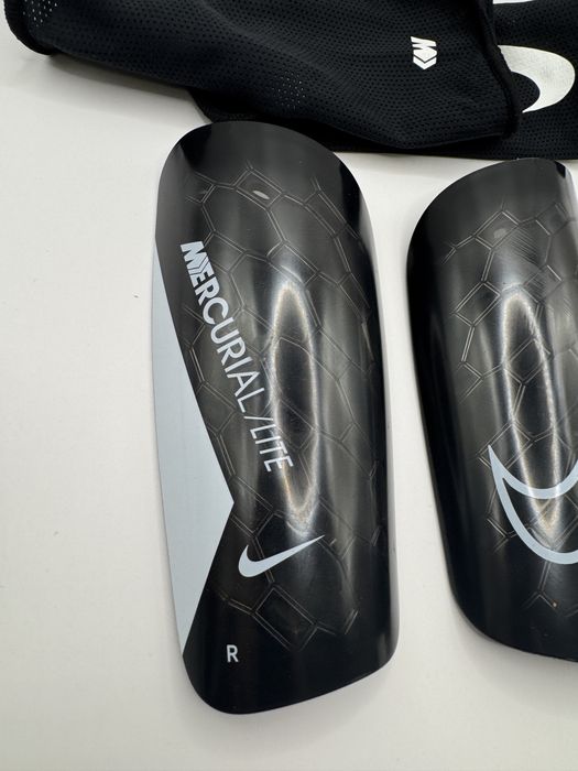 Ochraniacze goleni Nike Mercurial Lite - czarno-białe rozmiar S