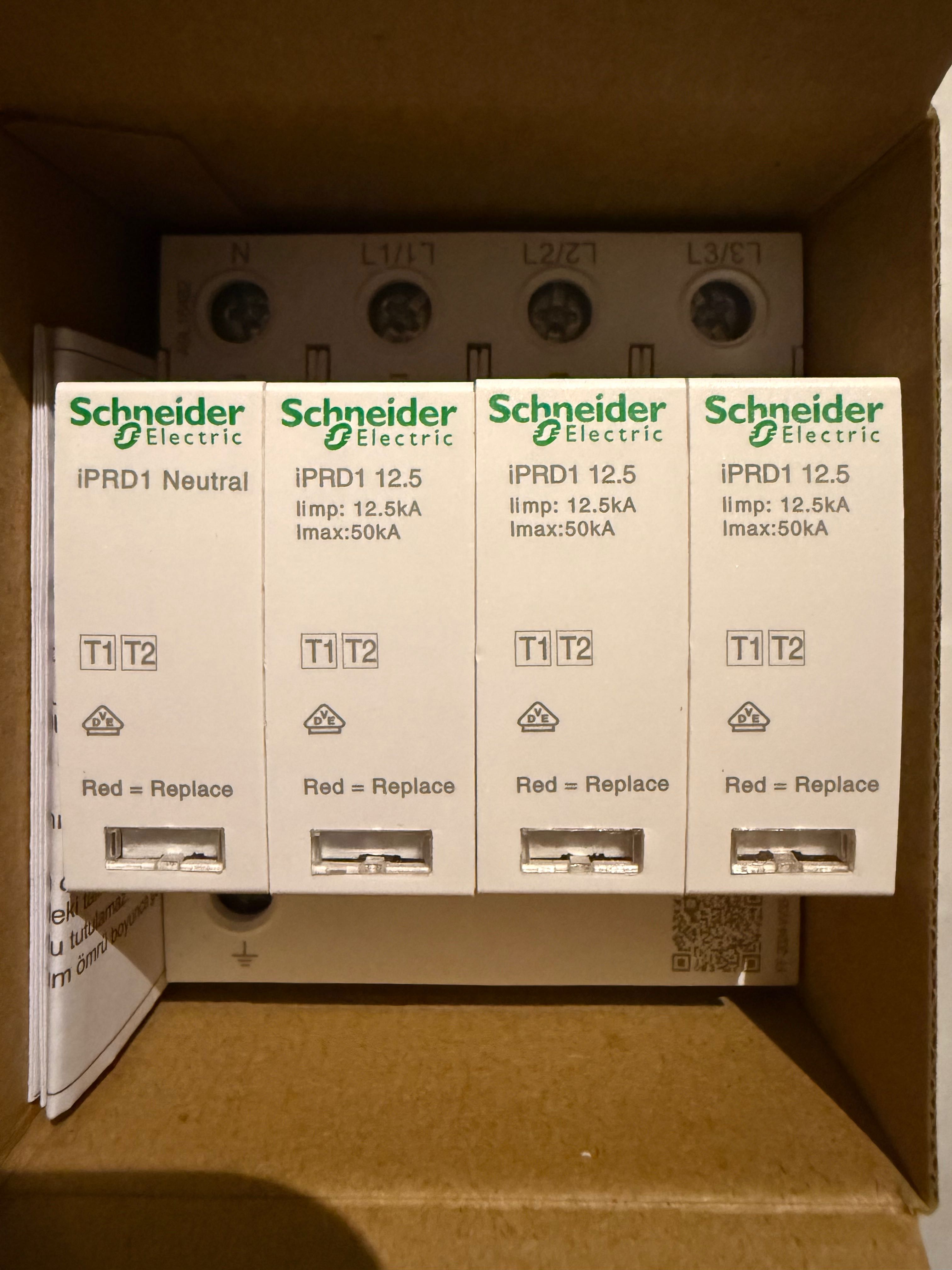 Ogranicznik przepięć A9L16482 Schneider 3+1-biegunowy Typ1+Typ2
