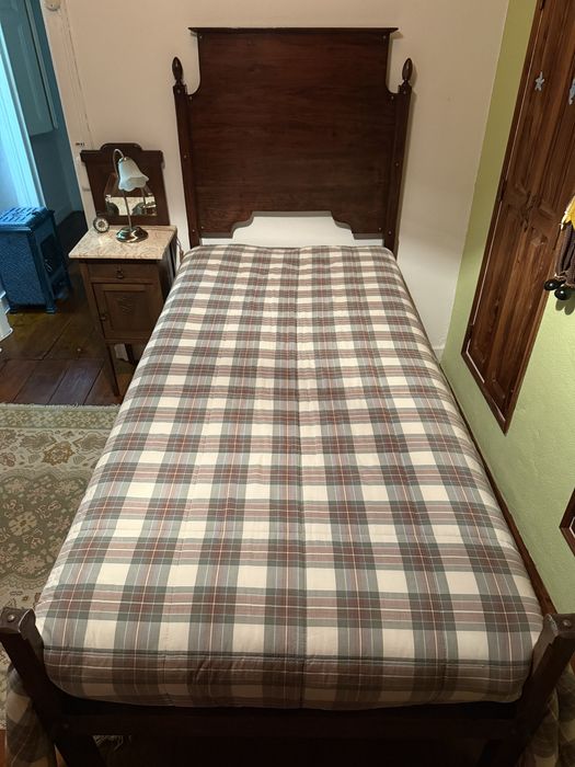 Cama de madeira maciça vintage – solteiro, com colchão