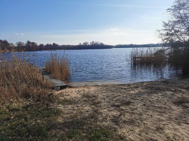 Działka nad jeziorem z prywatną plażą i z widokiem na wodę