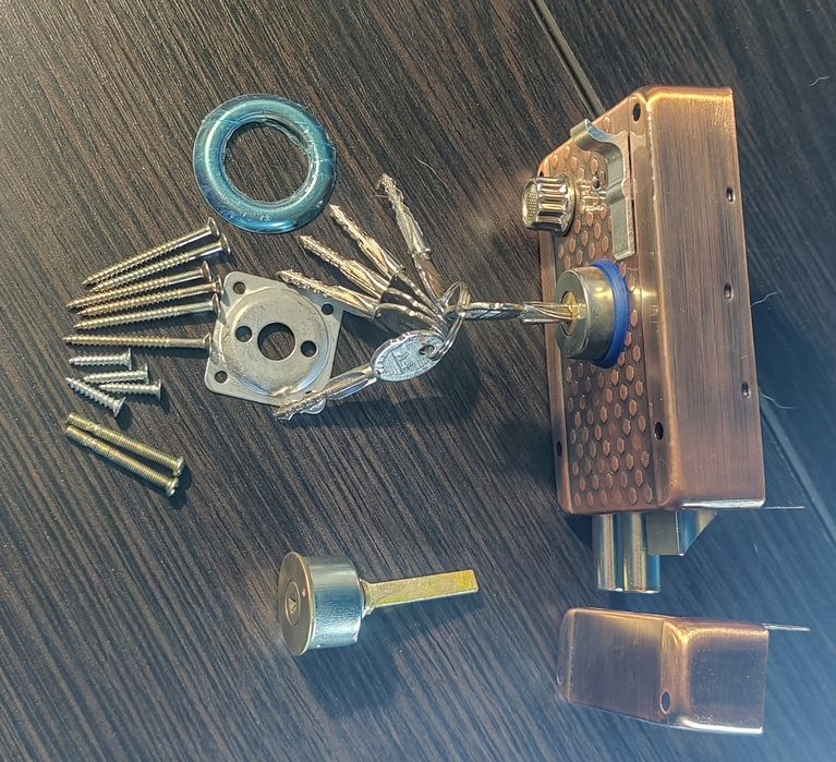 Замок накладний дверний