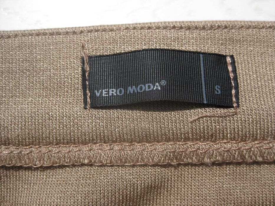 Тёплая плотная светло коричневая юбка с карманами Vero Moda S