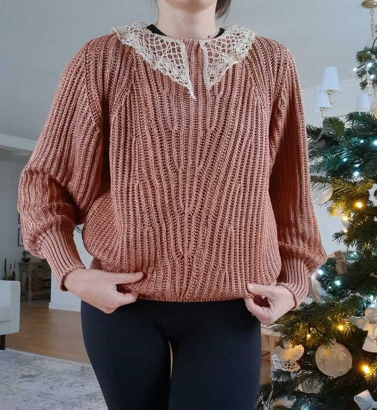 Elegancki świąteczny sweter bawełniany z koronkowym kołnierzykiem r.M