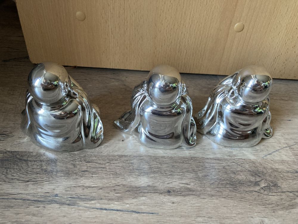 Trzy figurki buddy lustrzane ceramika wys. 8 cm.