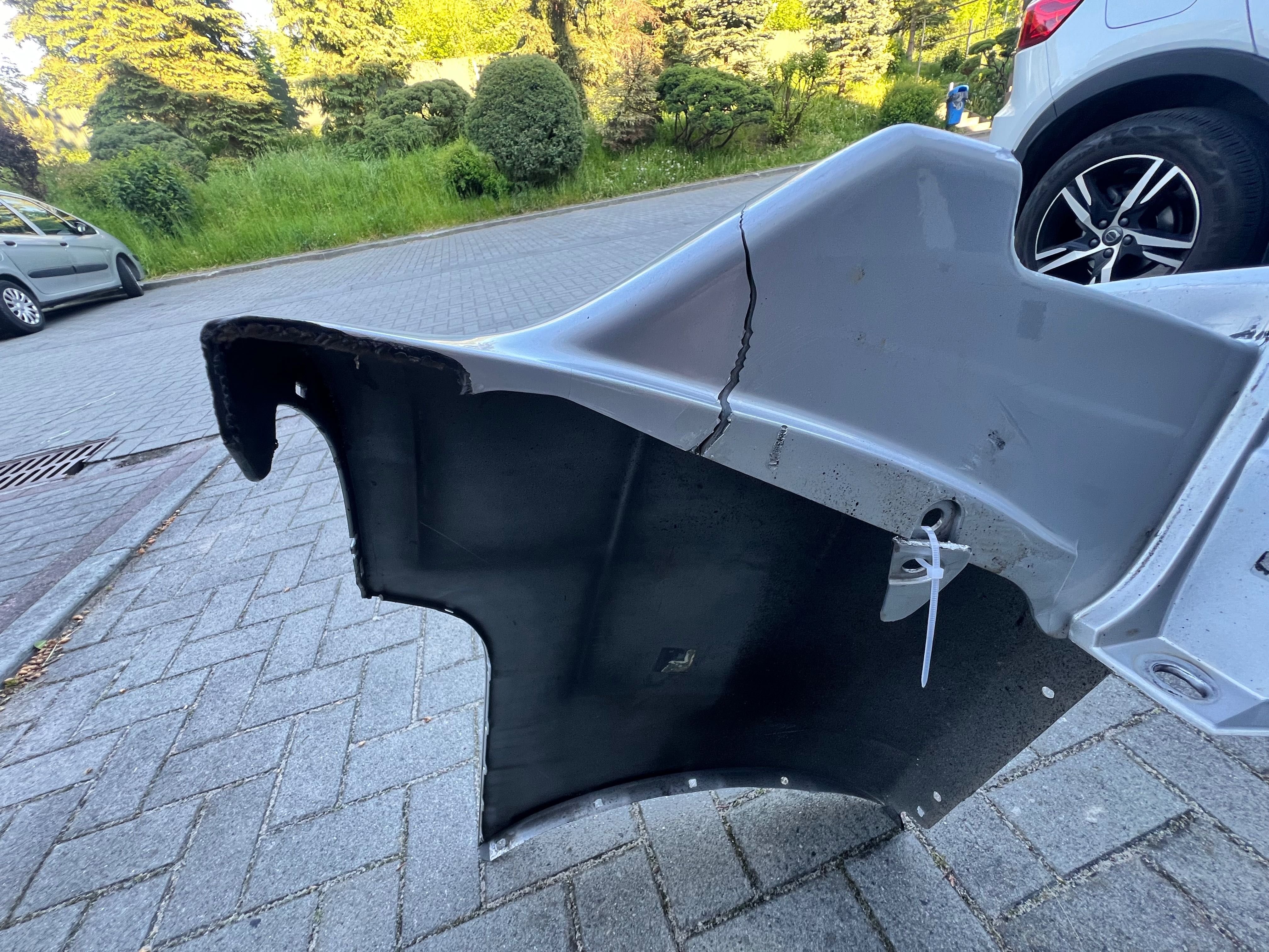 Zderzak tylny tył Toyota Land Cruiser J200 V8 2015 oryginalny srebrny