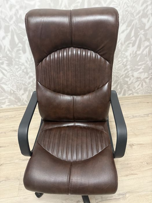 Продам шкіряне офісне крісло
