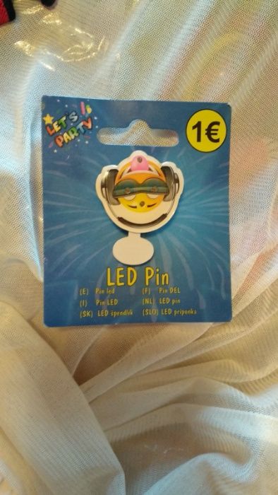 на подарок на открытке значок мигает и что то еще led pin британия