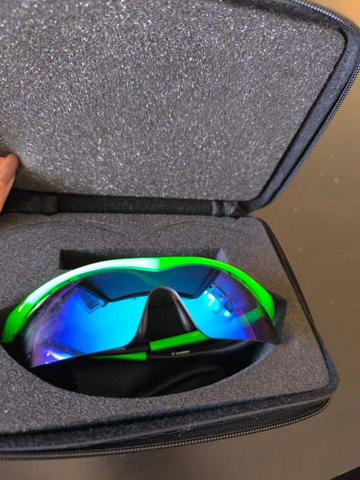 Óculos de ciclismo na caixa