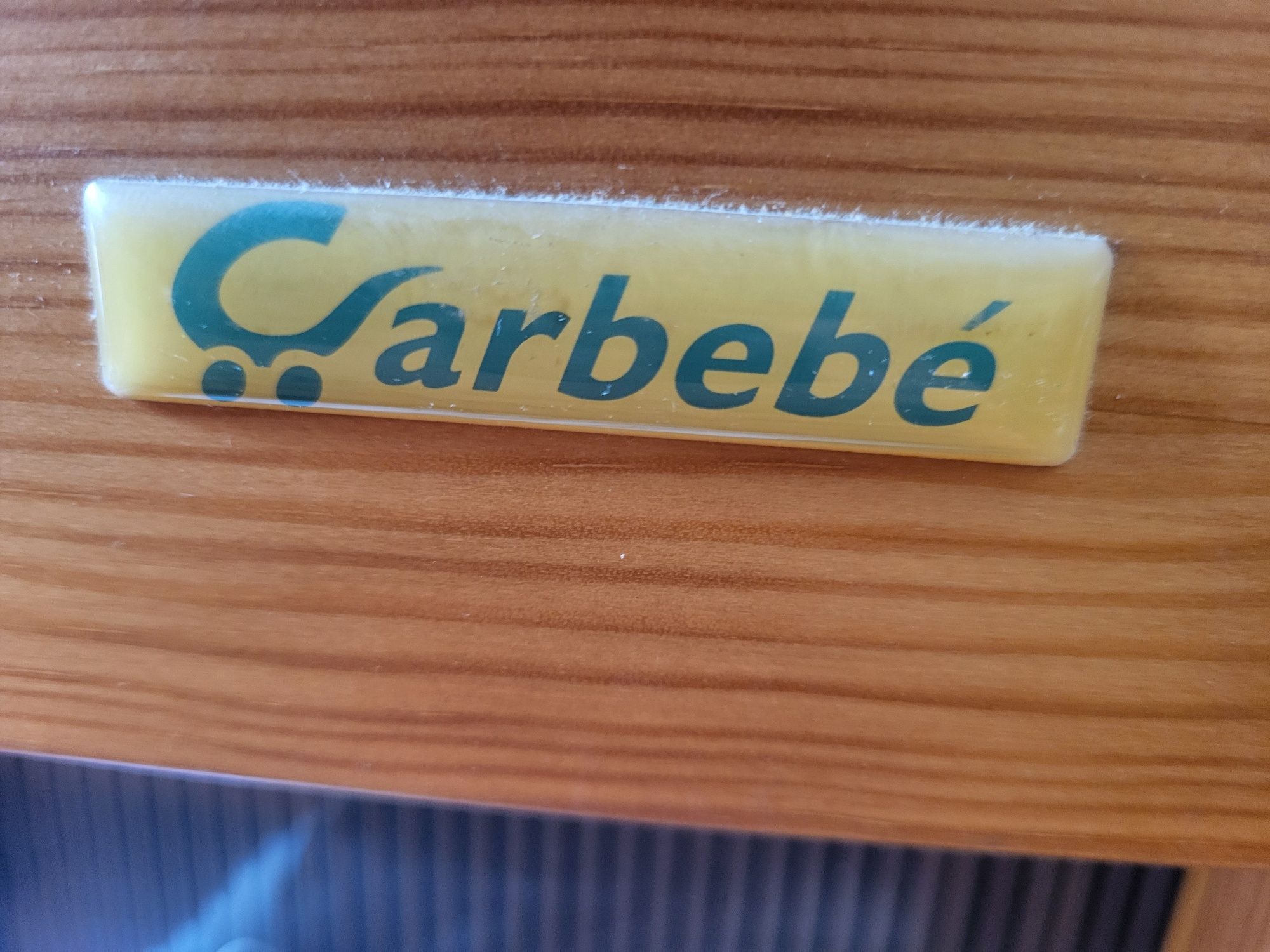 Cama de madeira de bebé com colchão