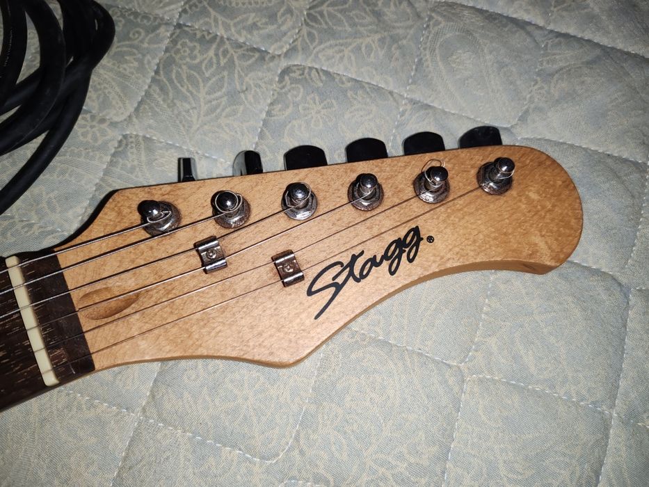 Guitarra elétrica Stagg+ amplificador