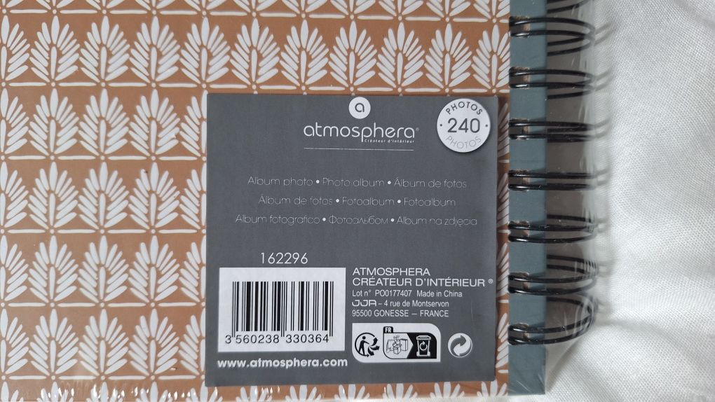 Álbum Para Fotos 240 Páginas
Dimensão: 32,5x3x31,1cm
Metal e Cartão

A