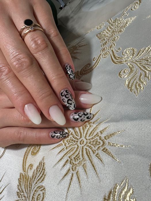 Нарощування нігтів, покриття гель лаком.