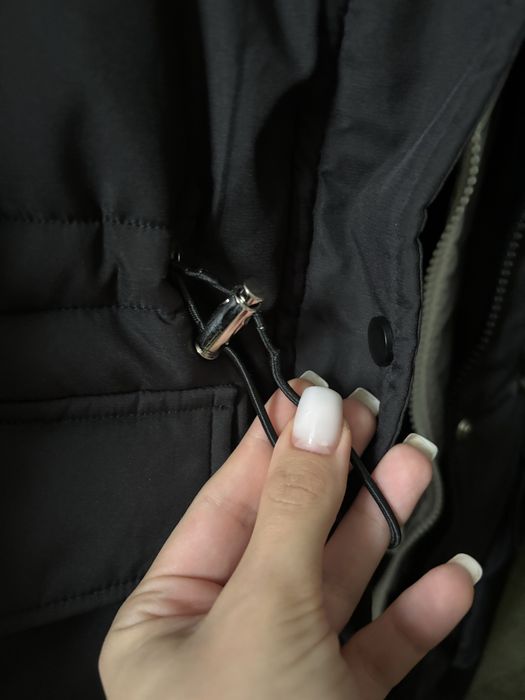 Жіноча чорна зимова куртка