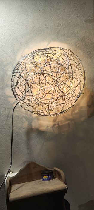 Loftowa lampa LED,klosz z drutu,efektowna, industrialna