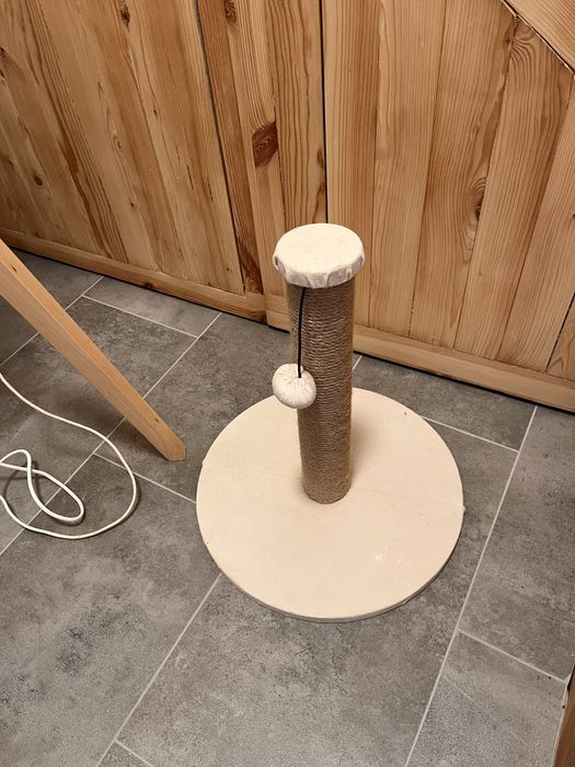 Drapak dla kota z piłeczką