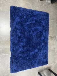 Carpete e tapete azul de pêlo