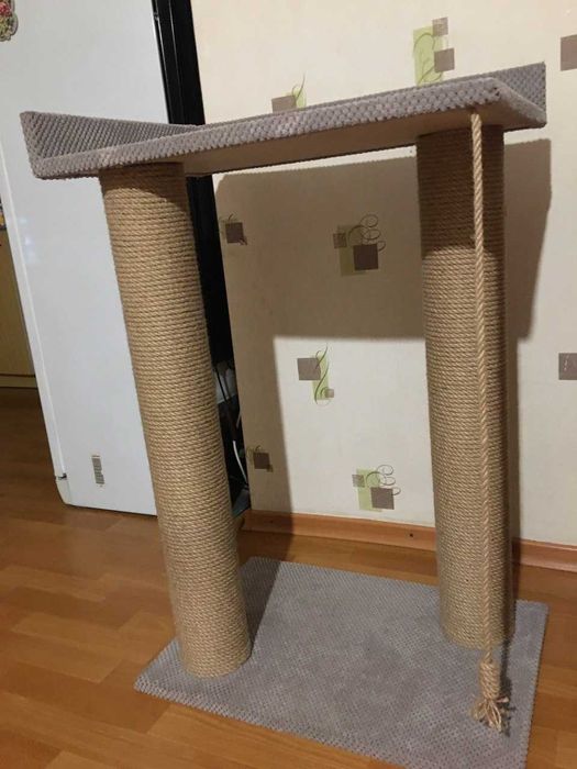 Кігтеточка для котів з широкими стовпчиками