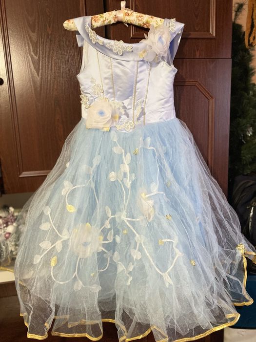 Продам або здам в оренду бальні сукні