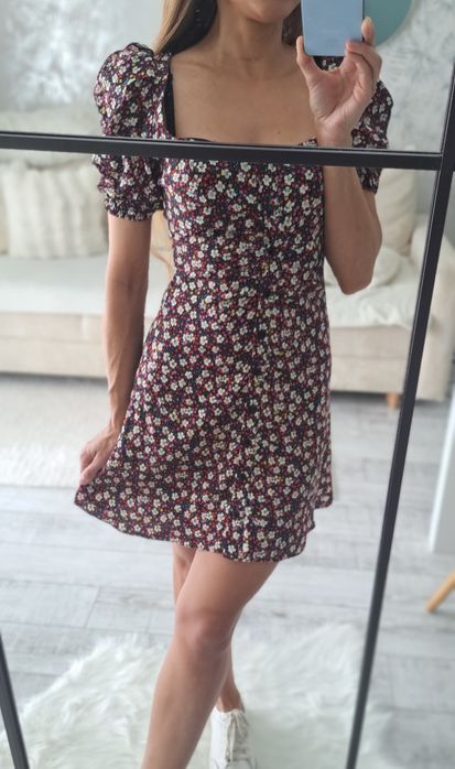 Sukienka Zara w drobne kwiatuszki na lato zapinana na guziki