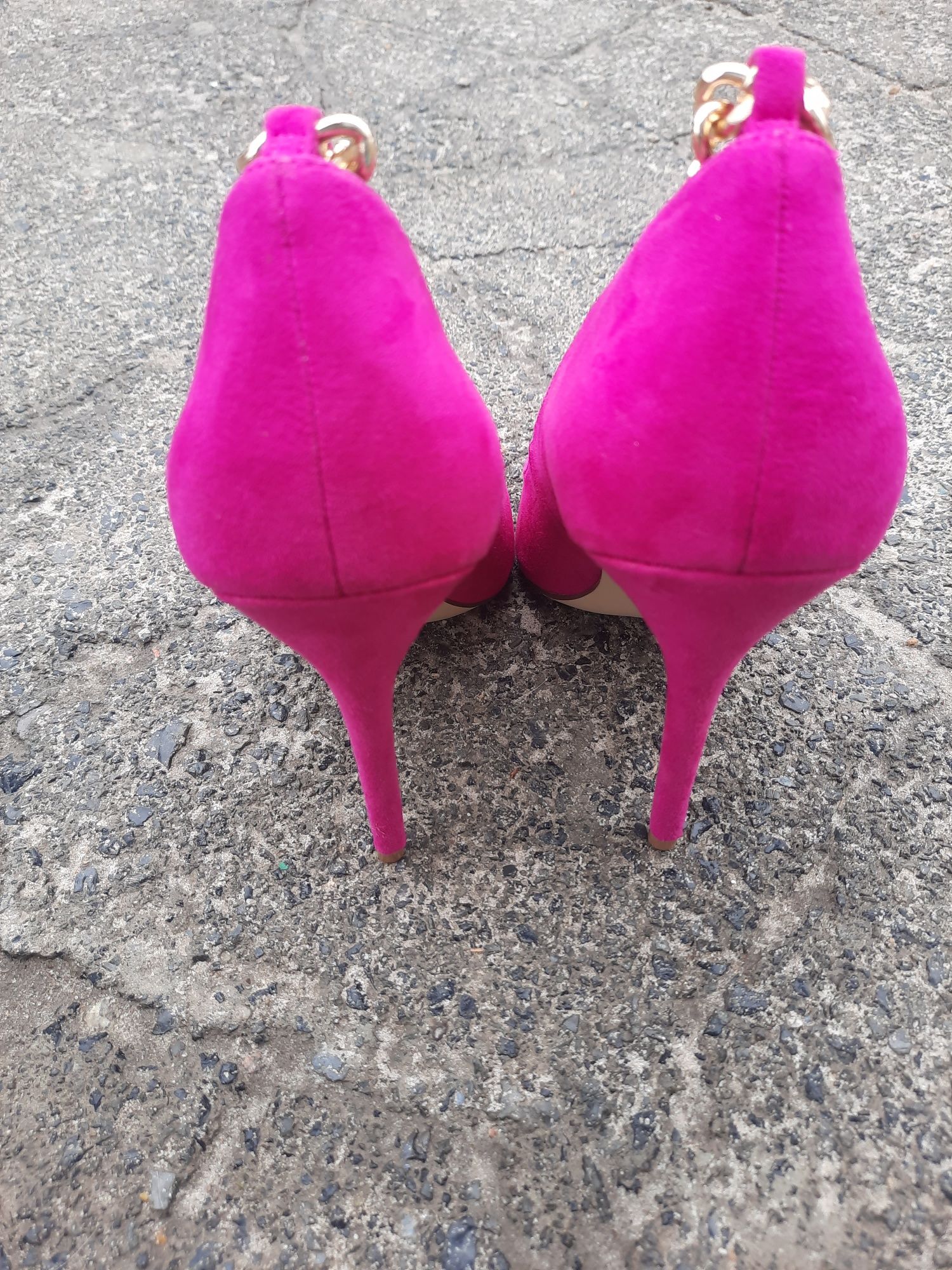 Яркие туфли лодочки Justfab на каблуке с цепочкой  р39