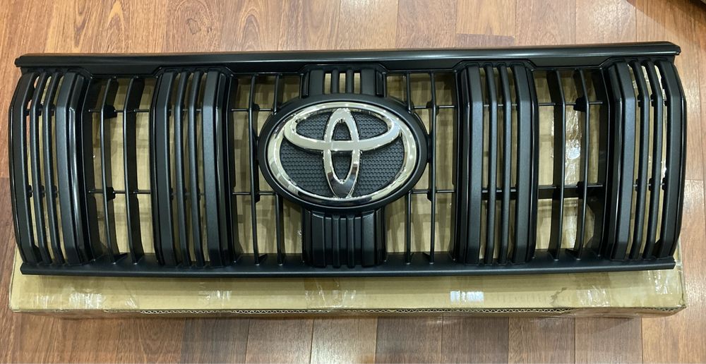 Решетка радиатора Toyota Land Cruiser Prado-150(2022) черная оригинал