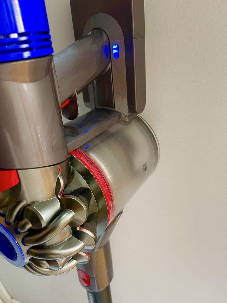 Odkurzacz Dyson V 8 Total clean , oryginalna ładowarka , bateria