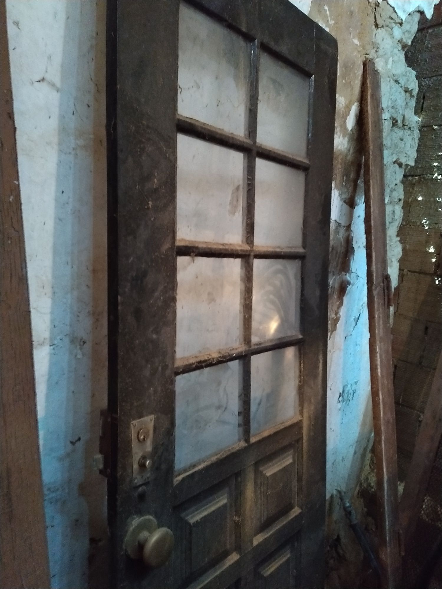 Porta antiga de madeira com vidros e estampas trabalhadas