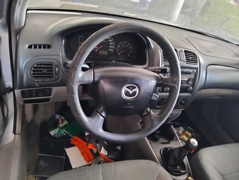 Mazda 323F para peças