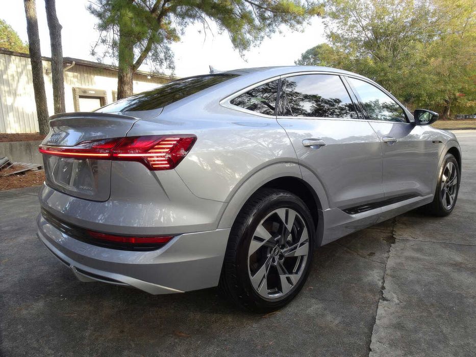 Audi e-tron Premium S Line Sportback      2022